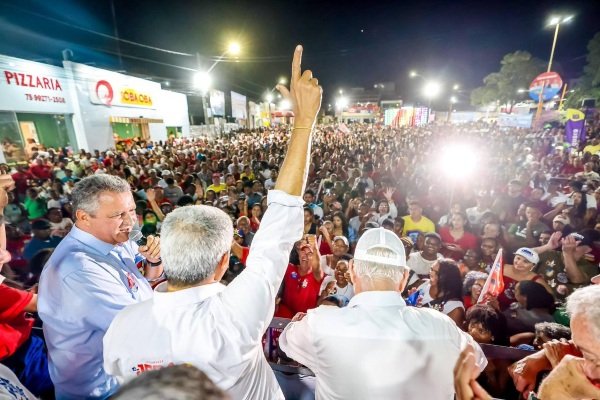 Rui se joga na multidão em Itaberaba e diz que parceria de Lula com a Bahia é “casamento que deu certo”