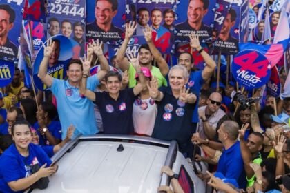ACM Neto realiza caminhada em São Cristóvão e diz que dará prioridade à "saúde e segurança"
