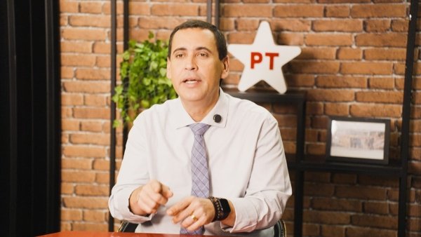PT critica Flávio por voar em jato de Vorcaro: “As histórias se fundem e vão e se tornando uma coisa só”
