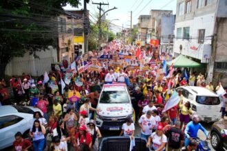 Em caminhada no Pau Miúdo, Rui diz que governos do PT modernizaram Salvador