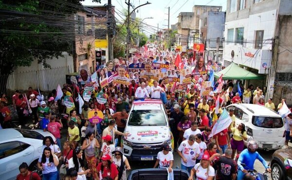 Em caminhada no Pau Miúdo, Rui diz que governos do PT modernizaram Salvador