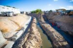 Obras de macrodrenagem da Bacia do Rio Camaçari entram em nova fase com instalação de paredes pré-moldadas