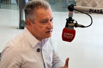 Proposta de Flávio Bolsonaro é arrebentar o direito dos trabalhadores, diz Rui Costa