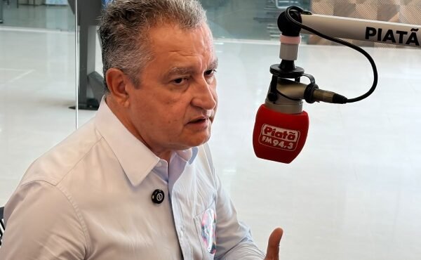 Proposta de Flávio Bolsonaro é arrebentar o direito dos trabalhadores, diz Rui Costa