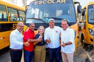 Geraldinho destaca investimentos na educação durante entrega de 101 ônibus escolares
