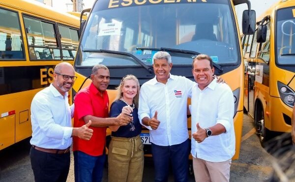 Geraldinho destaca investimentos na educação durante entrega de 101 ônibus escolares