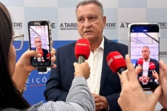 Povo tá conhecendo quem é ele, diz Rui Costa ao explicar queda de Flávio Bolsonaro