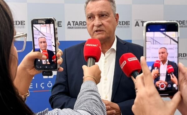 Povo tá conhecendo quem é ele, diz Rui Costa ao explicar queda de Flávio Bolsonaro