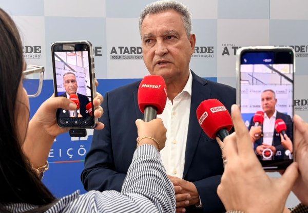 Povo tá conhecendo quem é ele, diz Rui Costa ao explicar queda de Flávio Bolsonaro