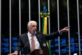 Senador reeleito, Jaques Wagner denuncia oportunismo de Flávio Bolsonaro na 6x1